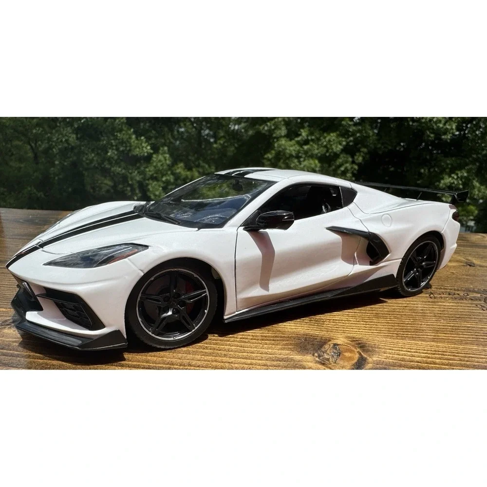 2020 Chevrolet Corvette Stingray C8 White Black Stripe 1:18 Maisto Diecast